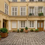 Luxury, Calm&Elegance in the heart of Champs-Elysées with a bottle of Champagne upon your arrival !!!