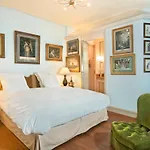 Luxury, Calm&Elegance in the heart of Champs-Elysées with a bottle of Champagne upon your arrival !!!