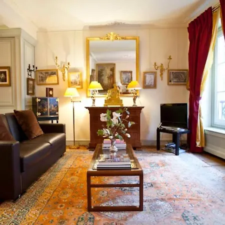 Luxury, Calm&elegance In The Heart Of Champs-elysées With A Bottle Of Champagne Upon Your Arrival !!! Appartamento