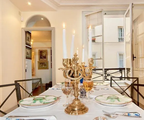 Luxury, Calm&Elegance in the heart of Champs-Elysées with a bottle of Champagne upon your arrival !!!