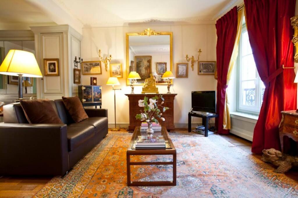 Luxury, Calm&elegance In The Heart Of Champs-elysées With A Bottle Of Champagne Upon Your Arrival !!! Appartamento