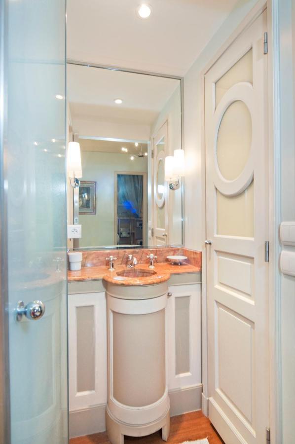 Luxury, Calm&elegance In The Heart Of Champs-elysées With A Bottle Of Champagne Upon Your Arrival !!! * Parigi